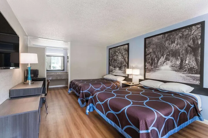 Room 4 of 33