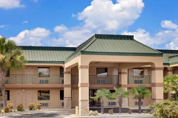 Super 8 by Wyndham Byron / South Macon