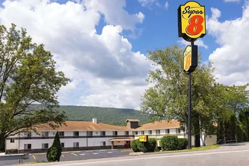 Super 8 by Wyndham Burnham / Lewistown
