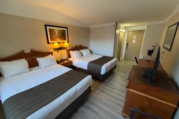 Days Inn & Suites by Wyndham Sault Ste. Marie ON