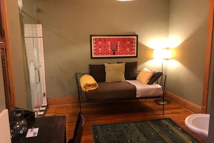 Room 5 of 165