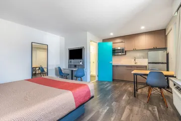 Solo Motel - Broadway