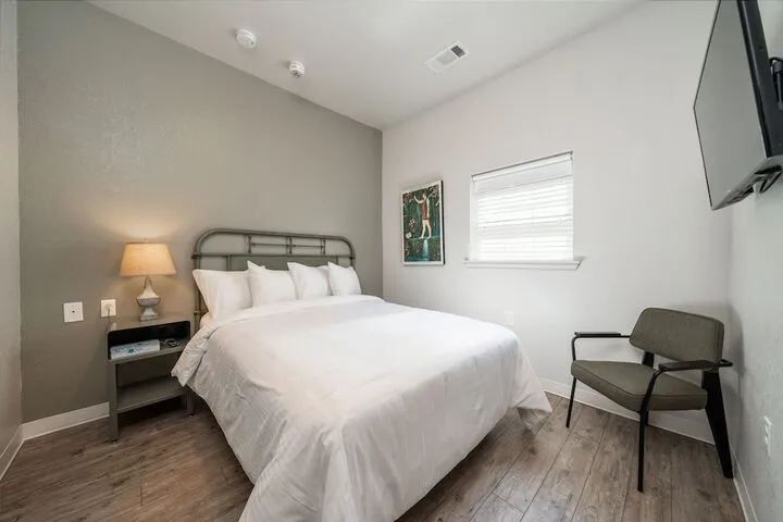 Room 4 of 211