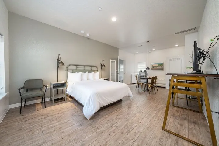 Room 5 of 211