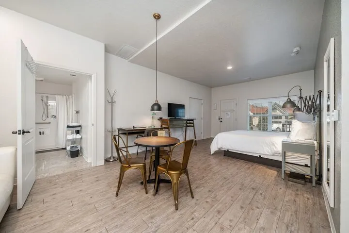 Room 3 of 211