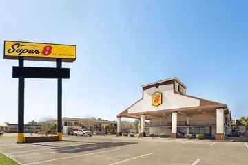 Super 8 by Wyndham Gulfport Airport NW / Near Biloxi