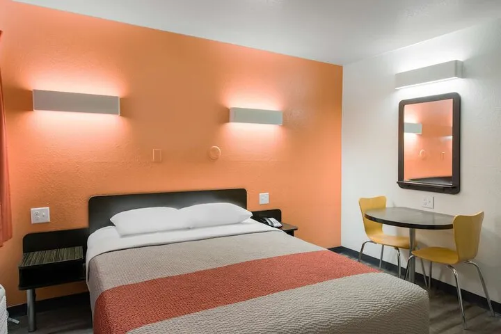 Room 4 of 34