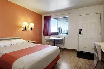Super 8 by Wyndham Woods Cross / Salt Lake City North