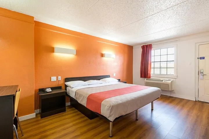 Room 4 of 67