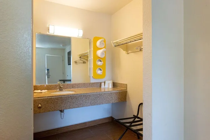 Room 3 of 38