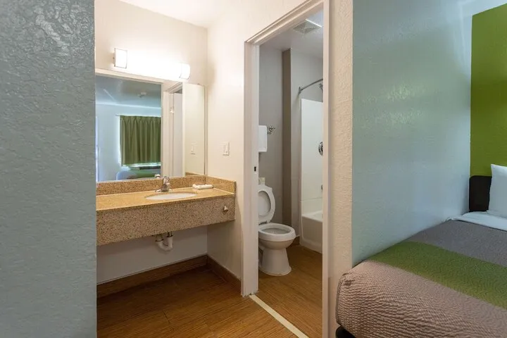 Room 4 of 38