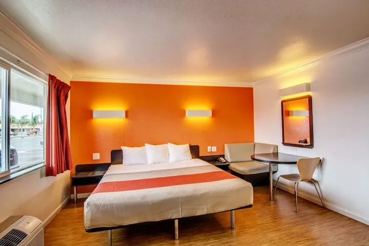 Room 4 of 23