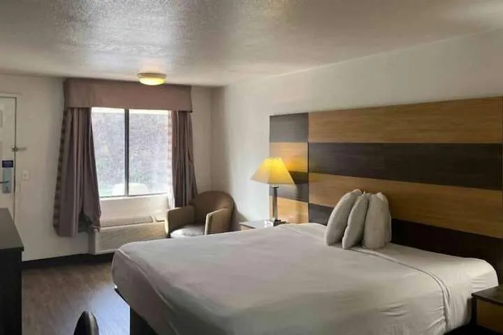 Room 3 of 28