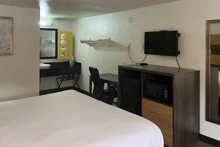 Room 4 of 28