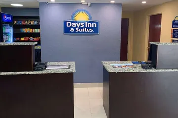 Days Inn & Suites by Wyndham Tampa / Raymond James Stadium