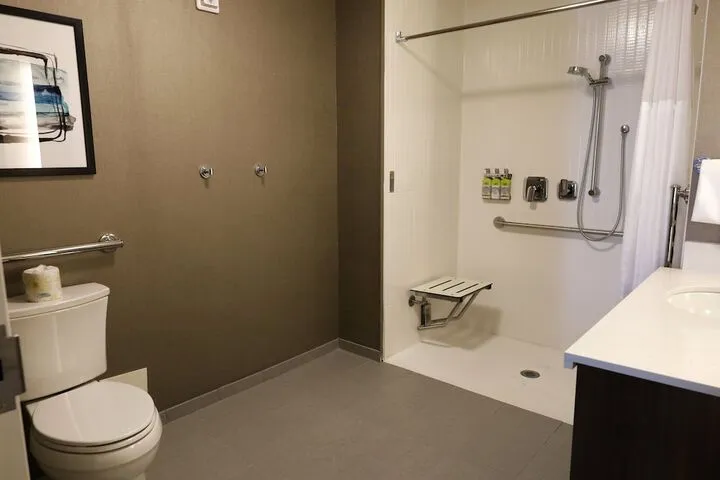 Room 5 of 114
