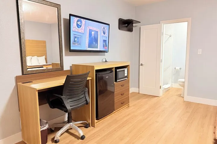 Room 7 of 18