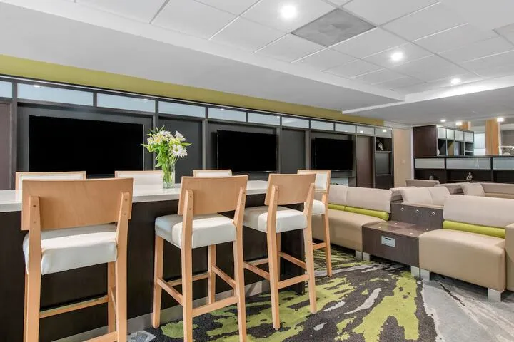Lobby lounge