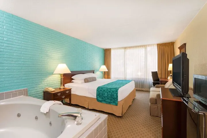Room 4 of 16