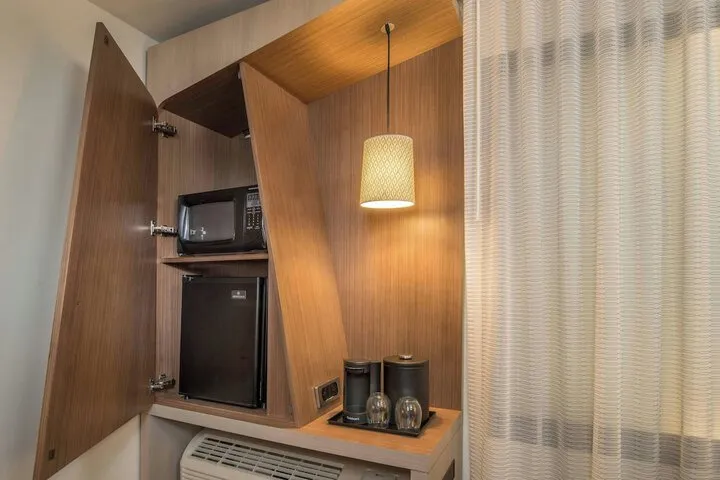 Room 4 of 9