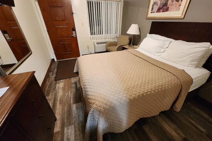 Room 4 of 81