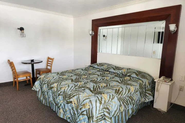 Room 4 of 18