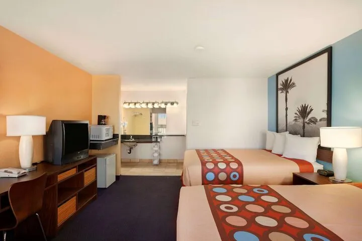 Room 4 of 25