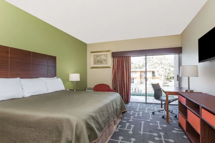 Room 4 of 18