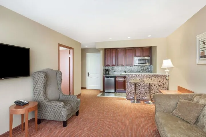 Room 4 of 75