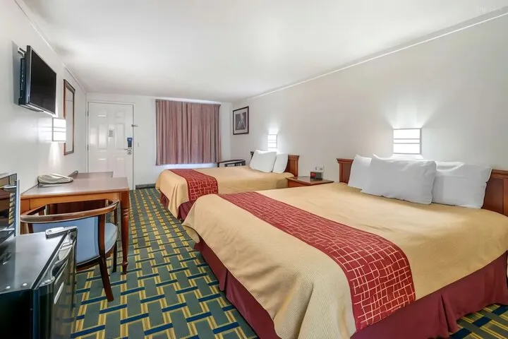 Room 4 of 8
