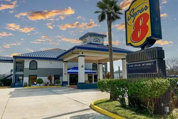 Super 8 by Wyndham Sealy