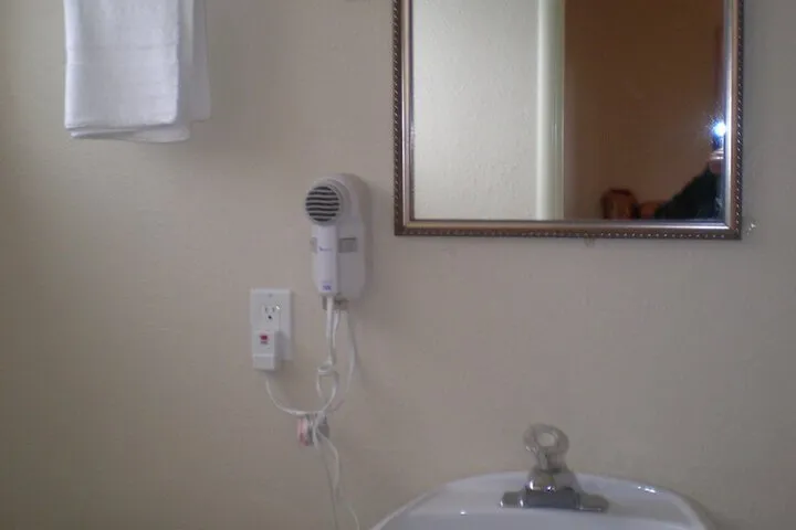 Room 4 of 6