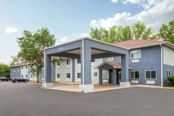 Super 8 by Wyndham McHenry / Fox Lake Area