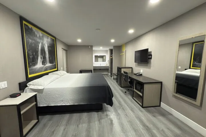 Room 3 of 37