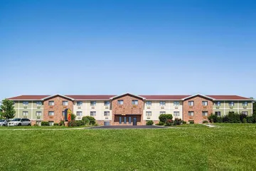 Super 8 by Wyndham Lenexa Overland Park / Mall Area