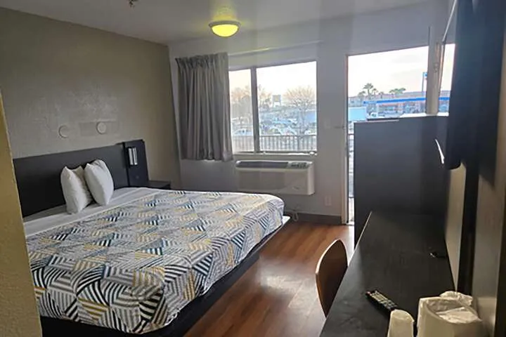 Room 4 of 12