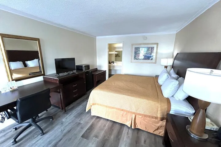 Room 4 of 10
