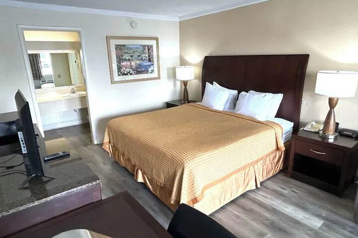 Room 5 of 10