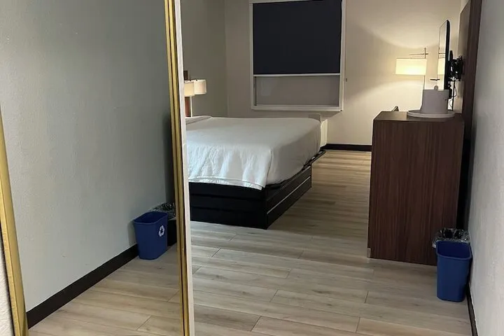 Room 4 of 63