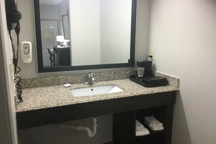 Room 5 of 9