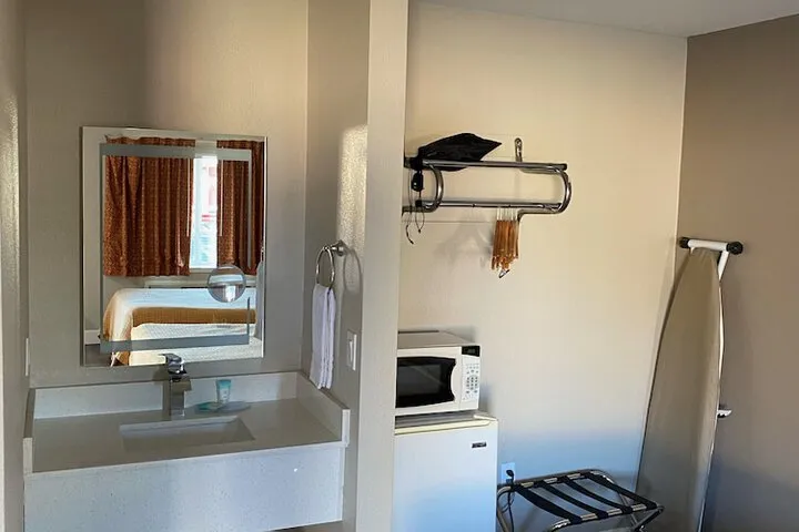 Room 3 of 28