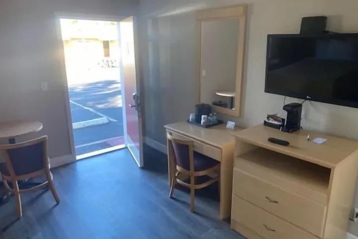 Room 4 of 28