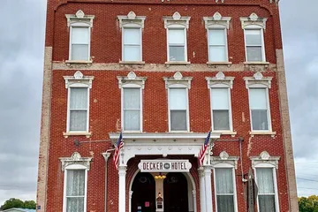 Decker Hotel & Bar