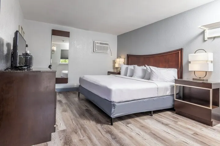 Room 4 of 43
