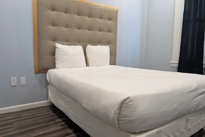 Room 5 of 18