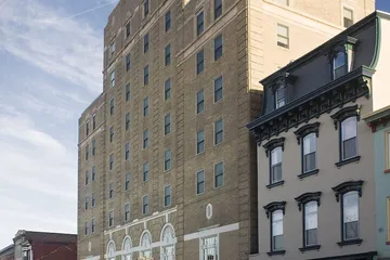 Grand Eastonian Hotel & Suites