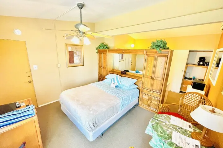 Room 4 of 83