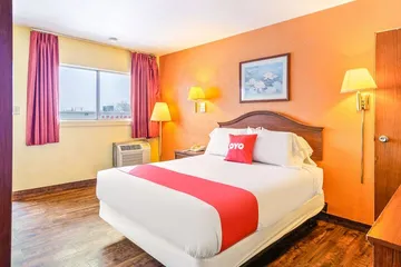 OYO Hotel Downtown Peoria I-74