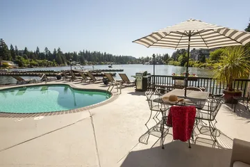 Lakeshore Inn