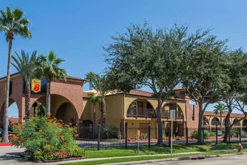 Super 8 by Wyndham Houston / NASA
